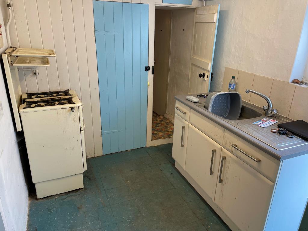 Lot: 128 - CHARACTER COTTAGE WITH POTENTIAL IN SOUGHT AFTER VILLAGE - kitchen needing modernisation